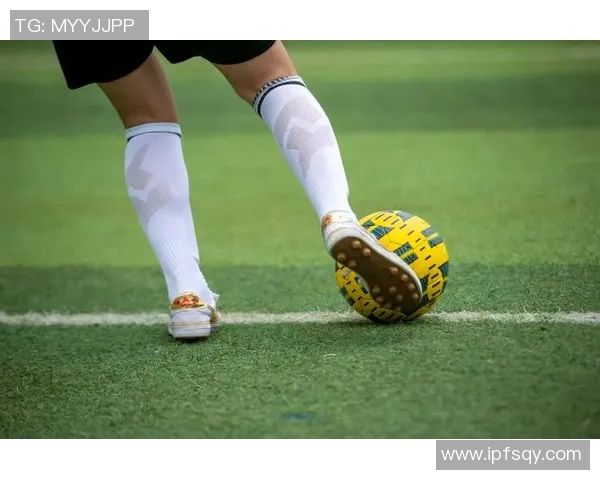 足球明星郑志高清照片展示他的风采与魅力，回顾辉煌的足球生涯与精彩瞬间